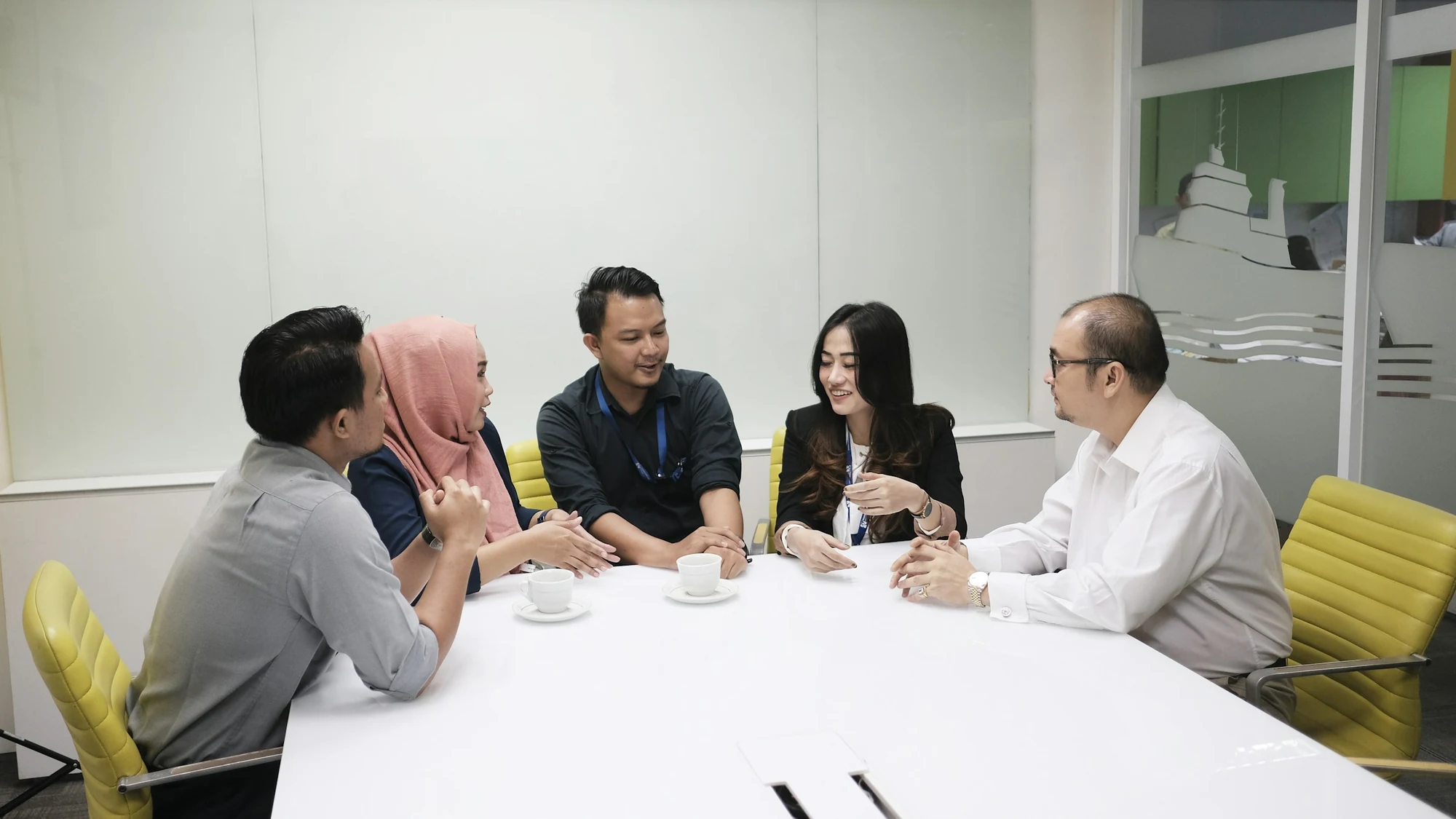 A technology consulting session around a meeting table